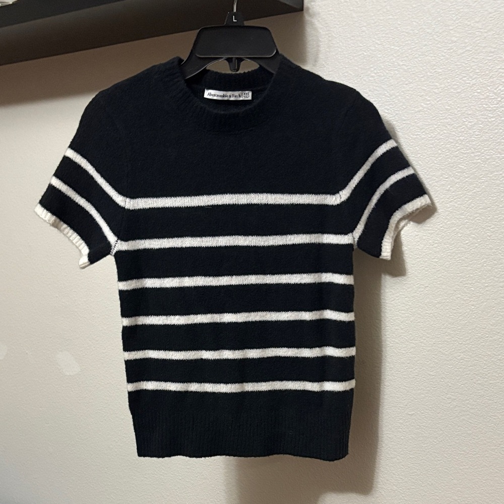 Abercrombie & Fitch Women’s Black White Striped Crewneck Sweater NWOT XXS fit XS